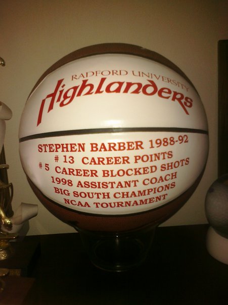 RadfordHoops's tweet photo. We are saddened to learn of the passing of Stephen "Fonz" Barber, a member of the Radford men's basketball team from 1988-92.

Our thoughts are with his family and friends at this time.

#RadfordFamily #HighlanderForever https://t.co/MQu2hbR6pN