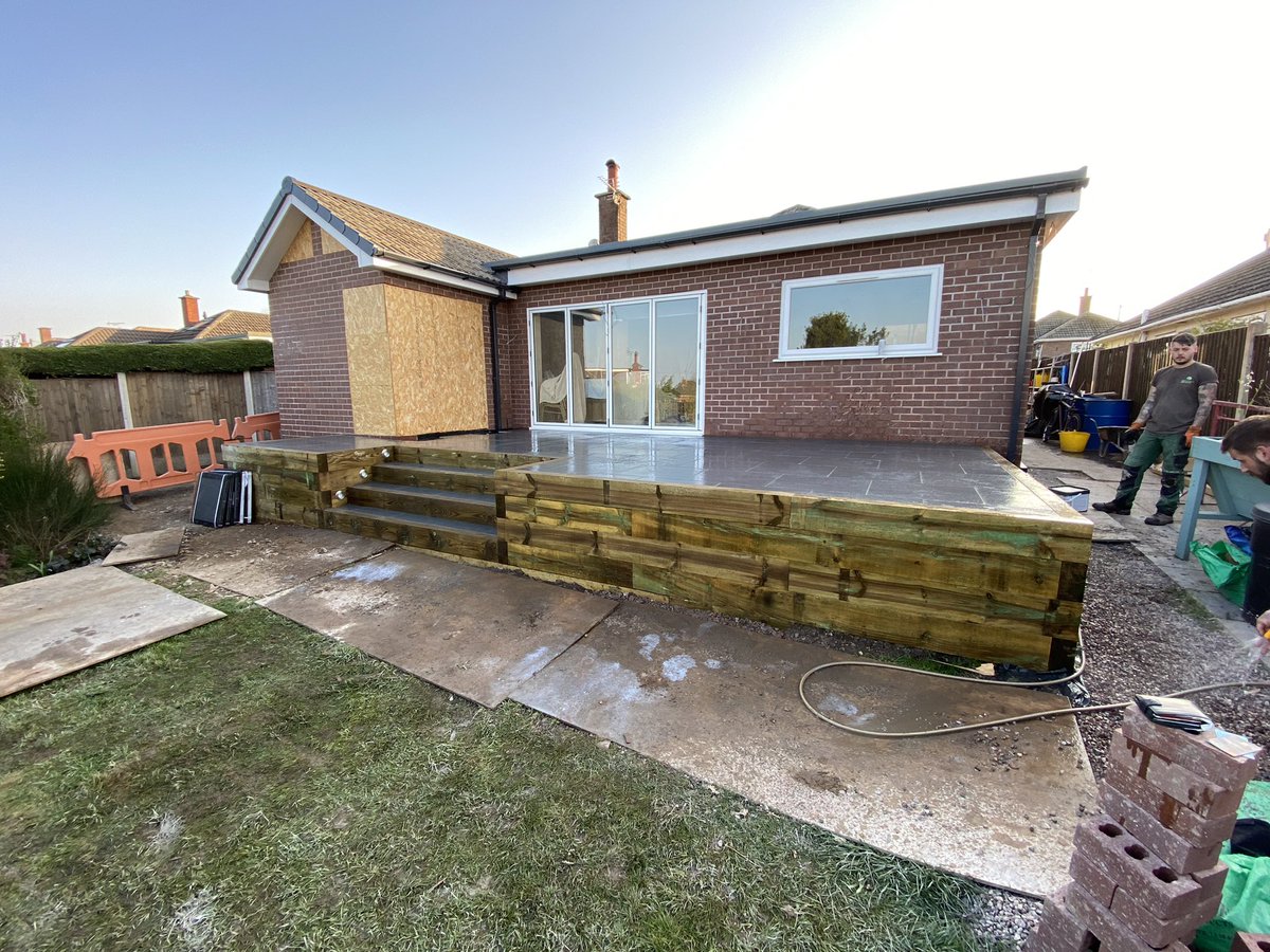 Raised Terrace for our latest client. Sleeper retainer and topped off with Porcelain Flags. #chestertweets #chesterhour #chester #cheshire #gardening #hedges #grasscut #northwalessocial @ChesterReTweet