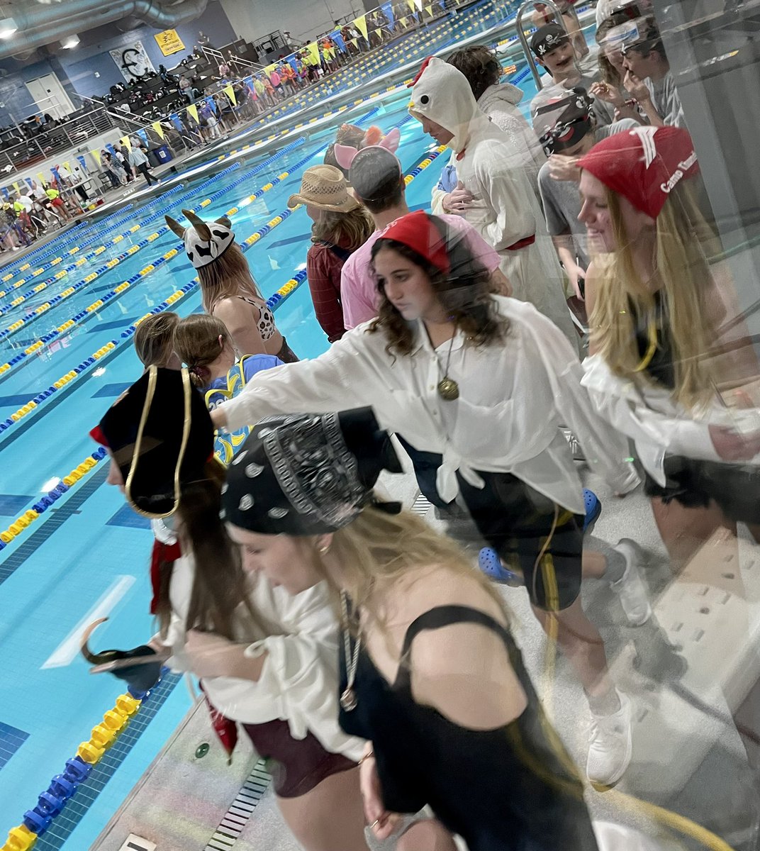 DianaRuggOnTV's tweet photo. Funnest meet of the year! #Sunkissed2022 #themes 🐮 🏴‍☠️ ✅ 🐠 

Thanks for inviting me @teamCLTswim!!! 🏊🏻‍♀️🏊🏼‍♂️ https://t.co/aAgZuBGZoa