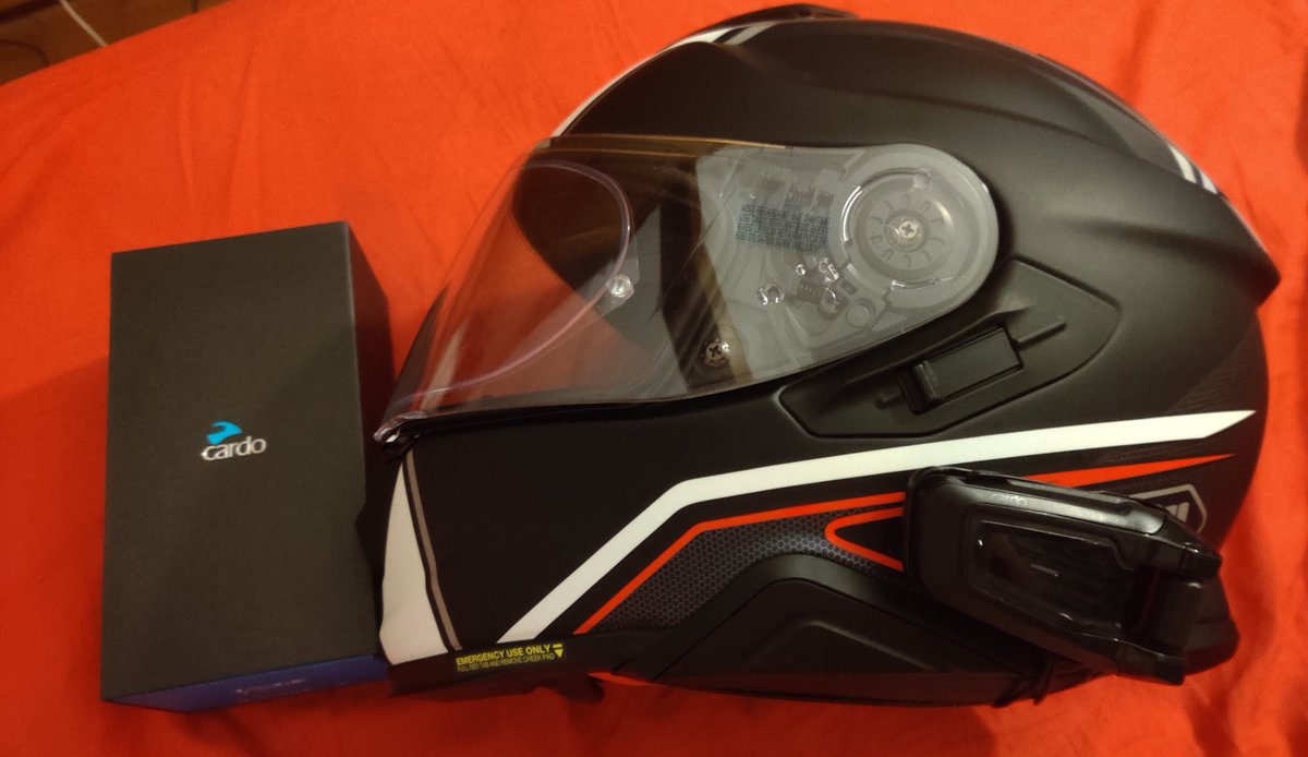 AFactice's tweet photo. Après avoir galéré un ptit peu (oui je suis pas doué), le #PacktalkBlack de chez @CardoSystems est enfin installé sur mon petit #Shoei !
En attendant de reprendre la moto demain je l'ai testé vite fait... Hâte d'être à demain !!
(Merci @MoteurCycle pour cette idée d'achat 🥰✌️) https://t.co/p5LHM1m9ZG