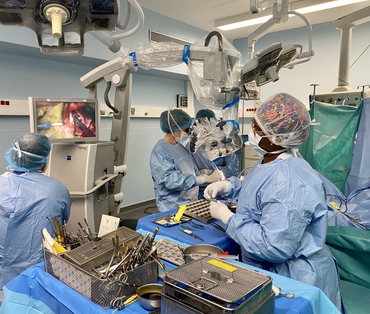 cyriltrd's tweet photo. Des soirées « plateaux-télé » plus actives que passives pour les équipes du bloc de #neurochirurgie de l’@HopLariboisiere.
💪 à tous les gardiens du #soin !
#ServiceContinu #BonneSoirée #WeekEndDeGarde https://t.co/unXw5PcfYR