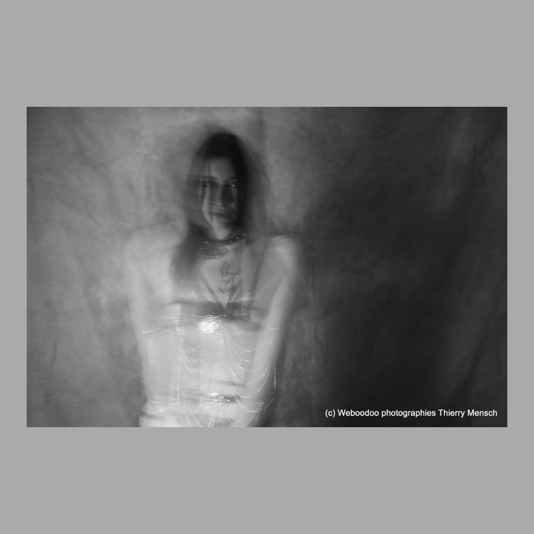 Weboodoo_net's tweet photo. Le monde est "flou" 1ere partie
Modèle :  Annaelle
.
.
.
.
#weboodoophotographies 
#photomodel #shootingphoto #alternativegirl #tatoogirl  #inkedgirls #modelealsace #noiretblanc_alsace  #blackandwhite #portrait 
. https://t.co/y4qacTTRtW
