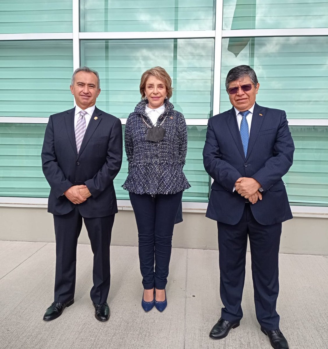 EmbColEcuador's tweet photo. 🗓️ Embajador @enriquezroseroM, la Min. Consejera @JuliaEscallon y los agregados militares y de policía de 🇨🇴 en 🇪🇨 recibieron, en compañía del Viceministro César Montaño, a la Vicepresidente y Canciller Marta Lucía Ramírez, y a la comitiva invitada a participar en el XXVII #CAMRE https://t.co/IdMOtuSSxh