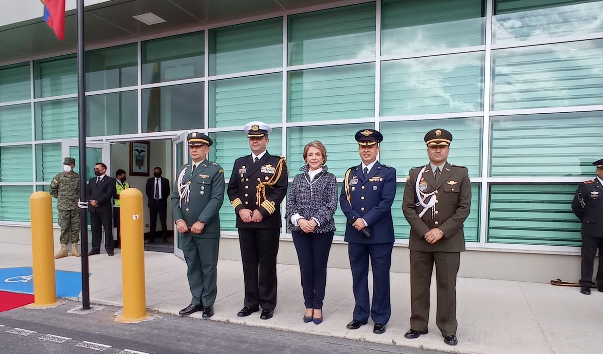 EmbColEcuador's tweet photo. 🗓️ Embajador @enriquezroseroM, la Min. Consejera @JuliaEscallon y los agregados militares y de policía de 🇨🇴 en 🇪🇨 recibieron, en compañía del Viceministro César Montaño, a la Vicepresidente y Canciller Marta Lucía Ramírez, y a la comitiva invitada a participar en el XXVII #CAMRE https://t.co/IdMOtuSSxh