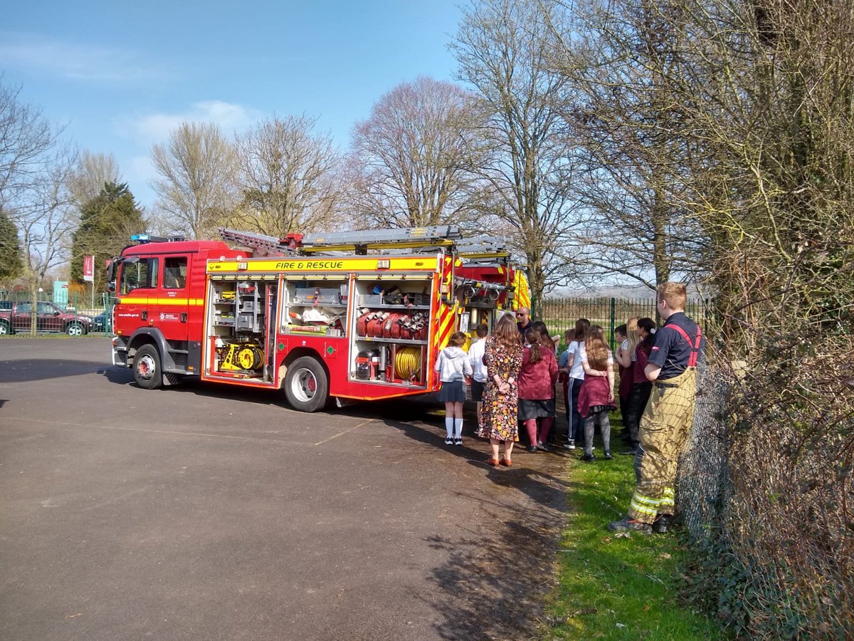 AFRSYatton's tweet photo. Our crew did a school visit this afternoon. Talking about fire safety and showing the pupils our truck and equipment.
#notjustfires #oncall https://t.co/pEHsGpsfq7