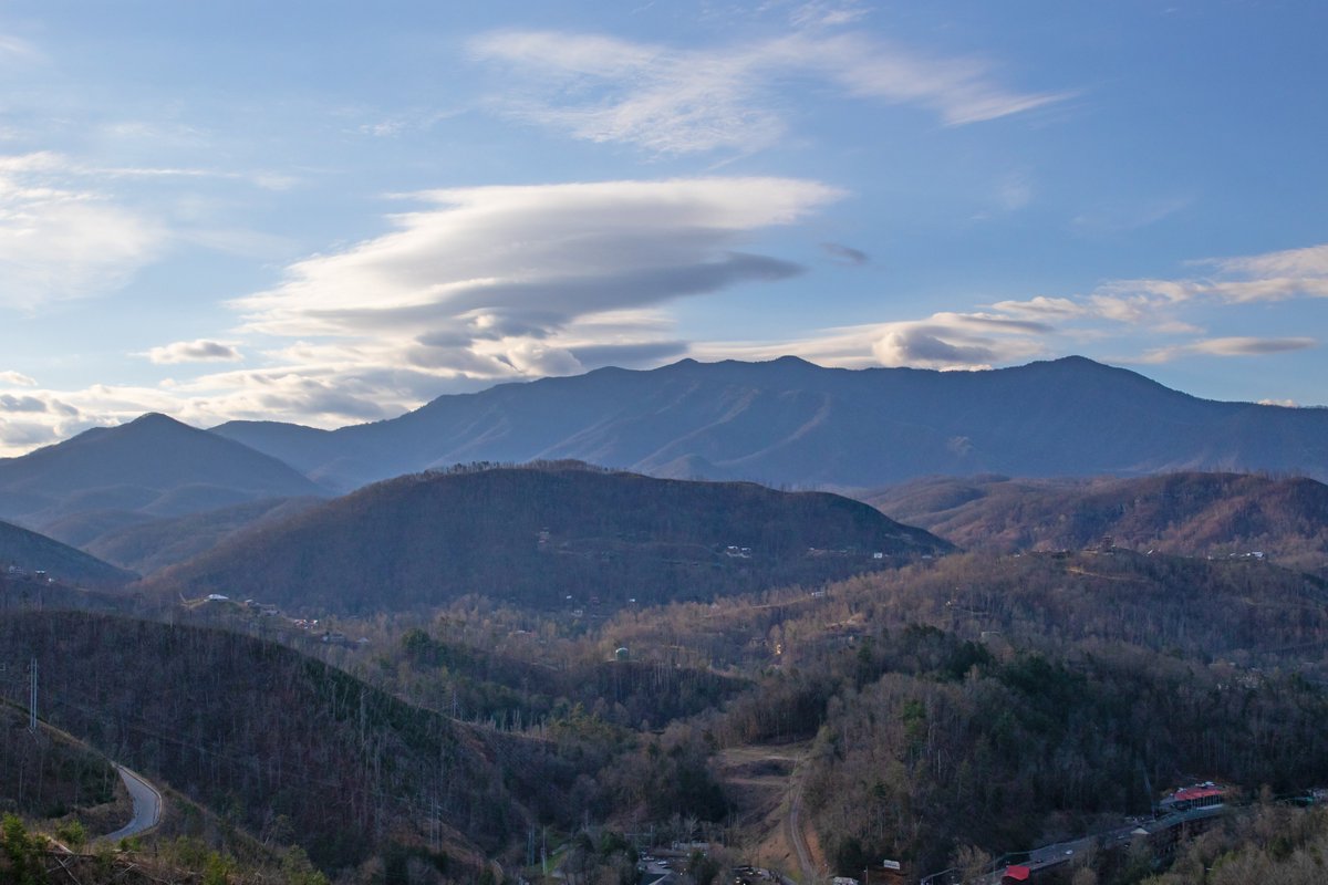 StephanFrank71's tweet photo. @spann @jbfrank_4Christ Lenticular clouds over Mt. Leconte and the Smoky Mountains this morning #tnwx #mtleconte https://t.co/jE9J6X4nUi
