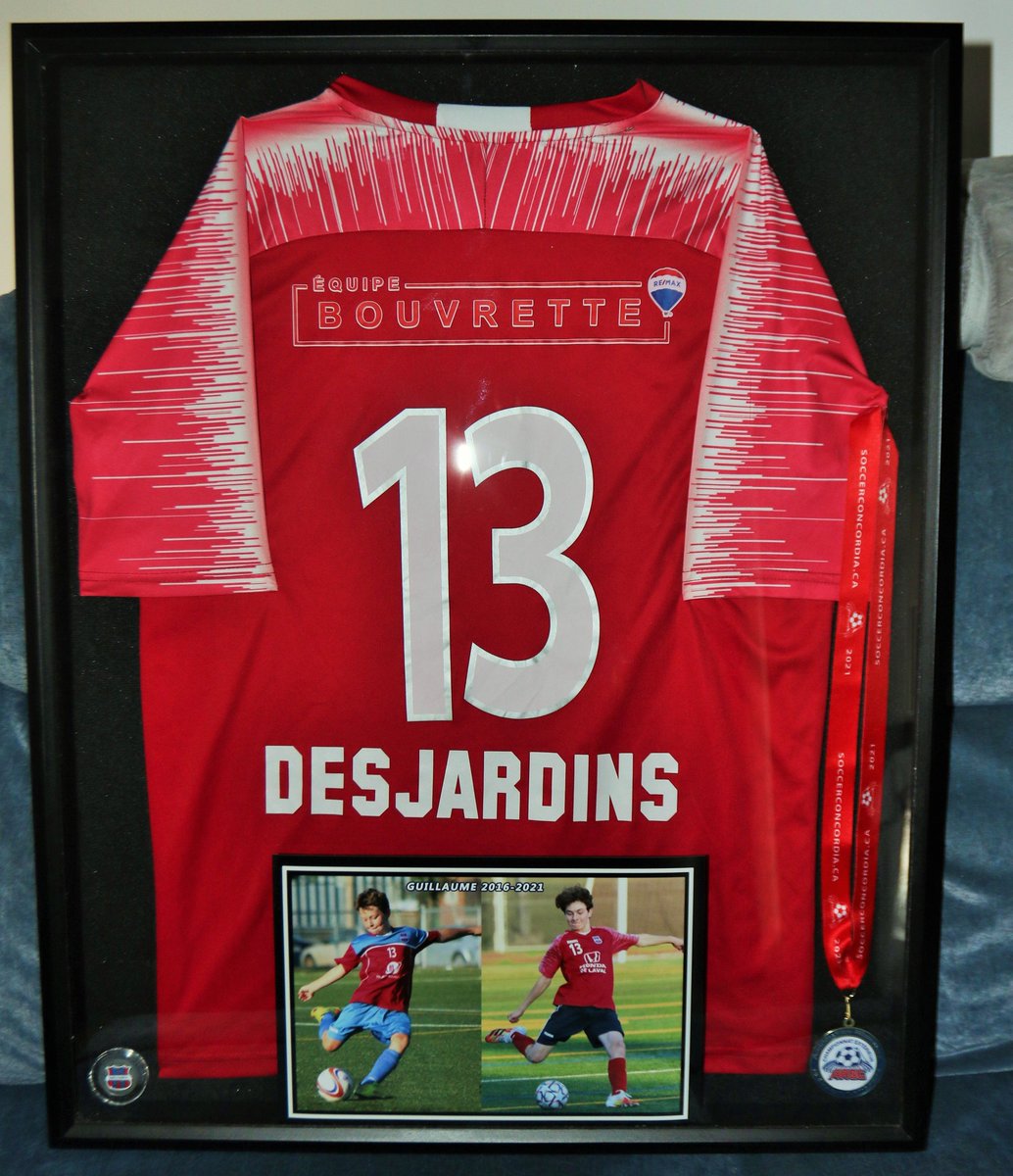 À l'aube d'une nouvelle saison de soccer en U17, Guillaume tourne la page et se concentre sur le hockey! Un autre maillot encadrée qui lui fait bien plaisir, mais combien difficile de voir son fils accroché ses crampons! Le foot, c'est ma passion et ça va me manquer!