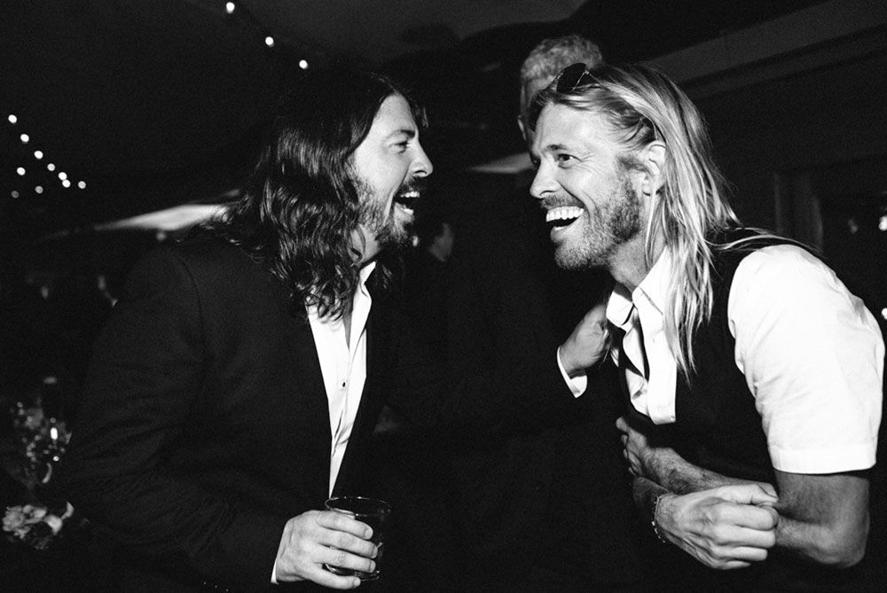 lamaquinamedio's tweet photo. Dave Grohl y Taylor Hawkins... una amistad que trascenderá el mundo terrenal y a Foo Fighters 😞🌹 https://t.co/z923tmz6wQ