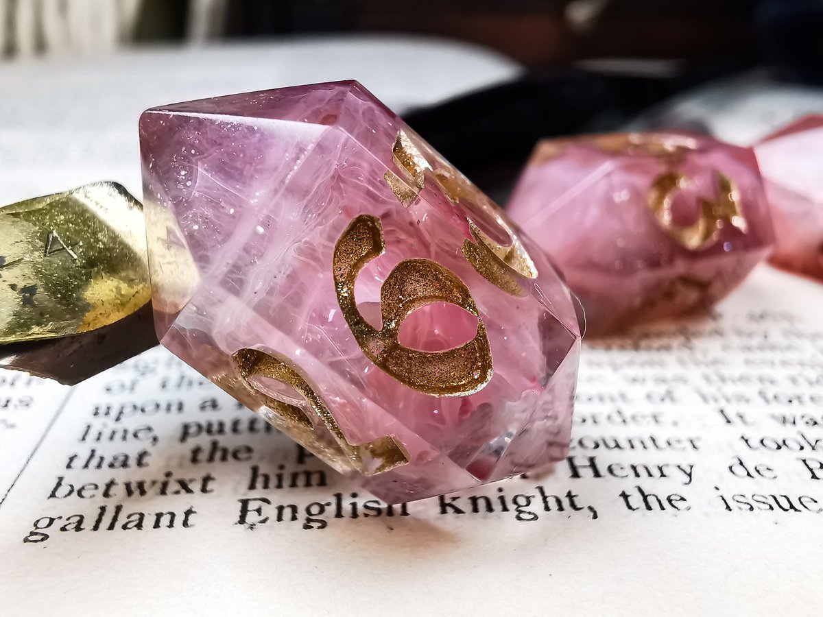 SpaethenArts's tweet photo. Sweet Venus 💕✨

Mix matched 6d6 set - making a bunch of dingle d6 and then color combi them is quite fun 👀

#dicemaker #dnd5e #ttrpg #dndart https://t.co/xPNwclzezu
