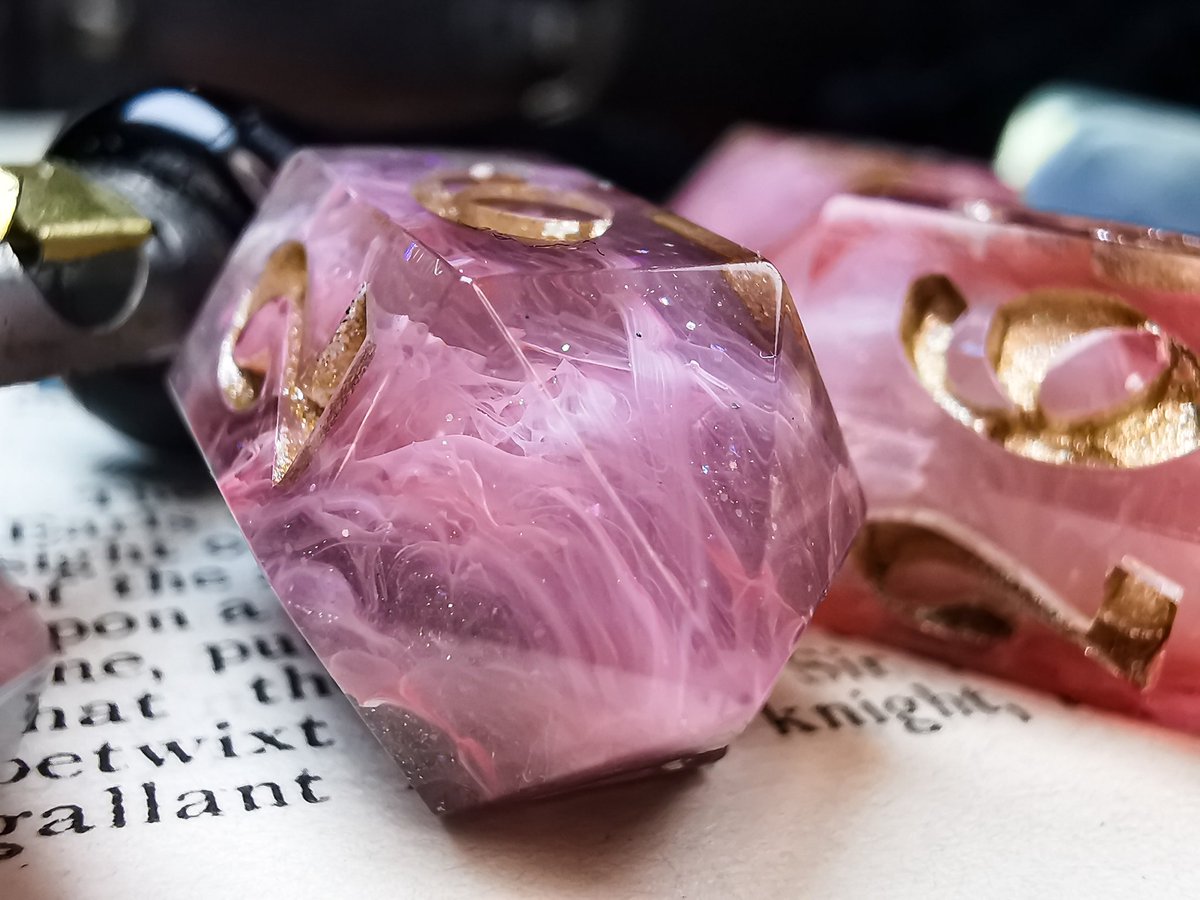 Sweet Venus 💕✨

Mix matched 6d6 set - making a bunch of dingle d6 and then color combi them is quite fun 👀

#dicemaker #dnd5e #ttrpg #dndart