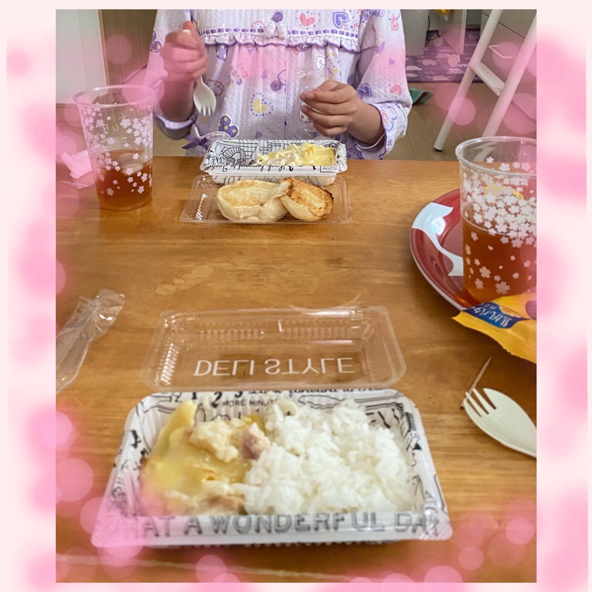 ワクチン3回とも副反応ほぼ無しでコロナ抗体めちゃくちゃあるのかと思ってたけど、いざかかるとかったるい。。娘の熱も落ち着いて、陽性2人2階で隔離の上げ膳据え膳贅沢姫暮らしなので👸大変なのは陰性のふたり。。寂しンボの次女がママコーヒー牛乳飲みたい？紅茶？と会いに来る。。ごめんね〜