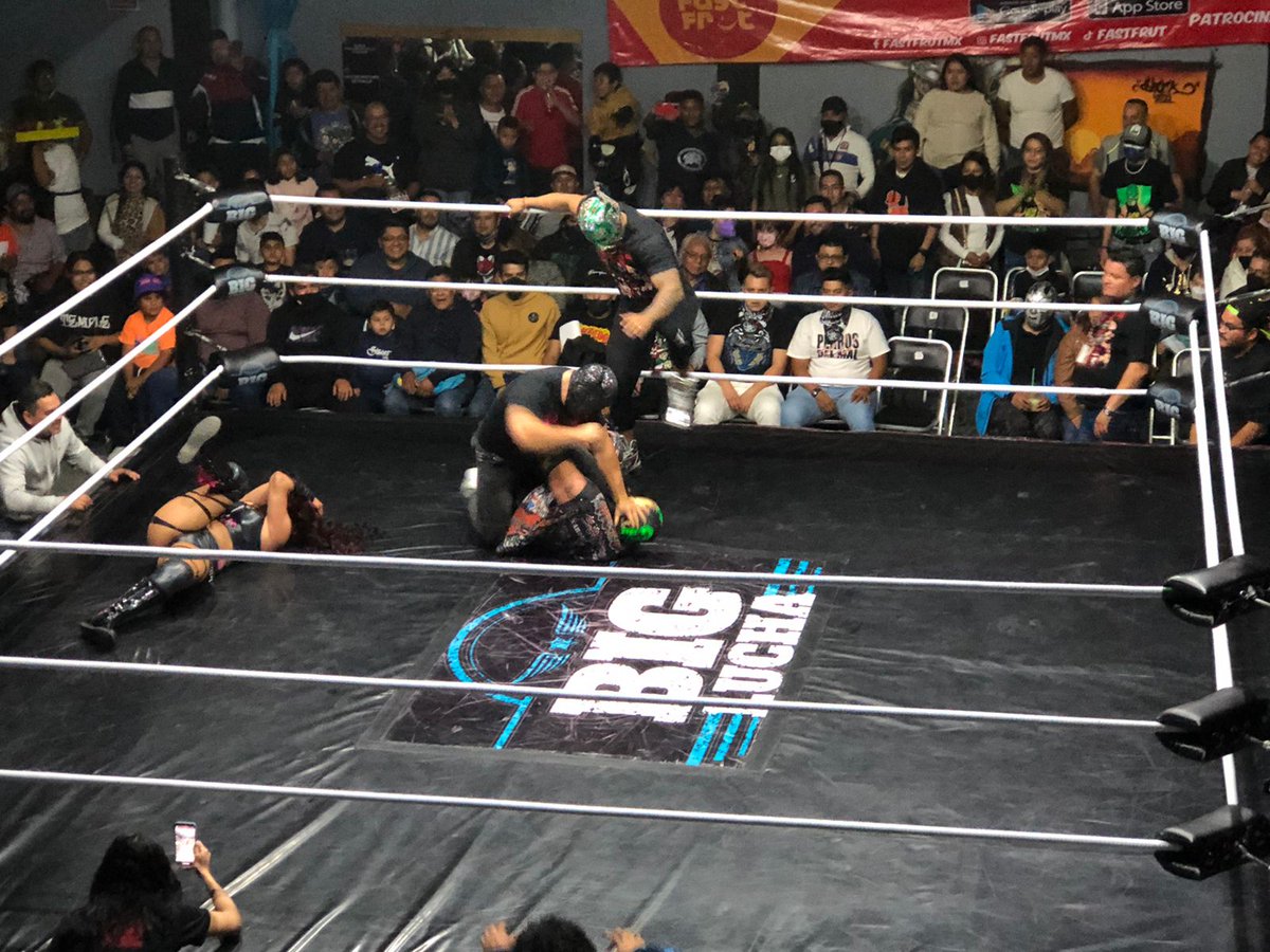 LaTijeraLucha's tweet photo. Tercera lucha donde #SussyLove le dio la victoria a la tercia que complementaron #Viajero y #Radioactivo sobre #MilAlmas, #Sagittarius y #Potro. La #BlackGeneration ayudó inicialmente a #Sussy, sin embargo le atacaron siendo rescatada por el Bandidos Gym...
#latijeraluchalibre https://t.co/THHcpy0Llj