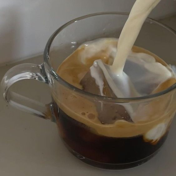 liIacdaisy's tweet photo. coffee time https://t.co/mdQqCa2mee