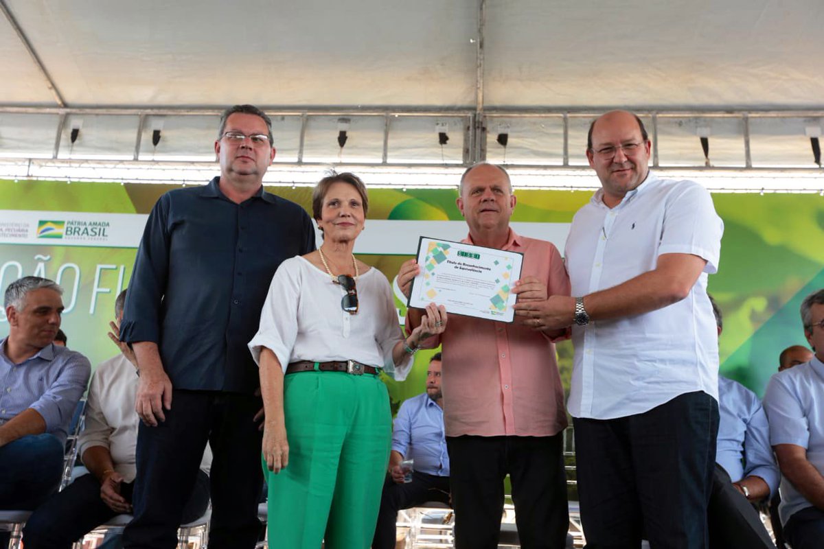 TerezaCrisMS's tweet photo. Dia de muita ação do @Mapa_Brasil em Sergipe! Além dos títulos de propriedade, entregamos o certificado de adesão do estado ao Sistema Brasileiro de Inspeção de Produtos de Origem Animal (Sisbi-POA) que vai permitir a venda dos produtos em todo o território brasileiro. https://t.co/dCHO1rYM9I