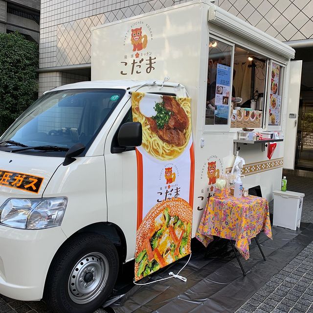 adachitaxi's tweet photo. ご好評いただいておりますキッチンカー。今週3月31日木曜日の「琉球キッチンこだま」はお休みとなりますのでご了承ください。来週は来ます！#あだタク #タクシー #タクシー乗務員 #乗務員募集 #あだタク百景 #タクシードライバー #足立タクシー #キッチンカー #琉球キッチンこだま #沖縄料理 #地域貢献 https://t.co/WZBJ9krXnU