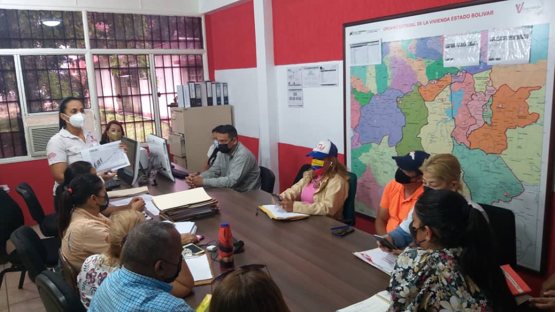 Minhvi_Oficial's tweet photo. #DeInterés || En el Edo. #Bolivar se instaló el Comité de Atención a las AVV, instancia para garantizar atención oportuna a nuestro Pueblo Organizado en la planificación, formulación y ejecución de sus proyectos. 

¡Juntos Seguimos Avanzando! https://t.co/HwCoSkjW1O