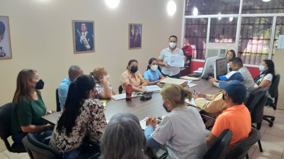 Minhvi_Oficial's tweet photo. #DeInterés || En el Edo. #Bolivar se instaló el Comité de Atención a las AVV, instancia para garantizar atención oportuna a nuestro Pueblo Organizado en la planificación, formulación y ejecución de sus proyectos. 

¡Juntos Seguimos Avanzando! https://t.co/HwCoSkjW1O