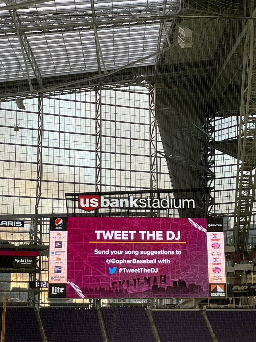 romiromirome's tweet photo. @GopherBaseball whole lotta money (nicki minaj remix) - bia #tweetthedj https://t.co/6BtJtbDOp8