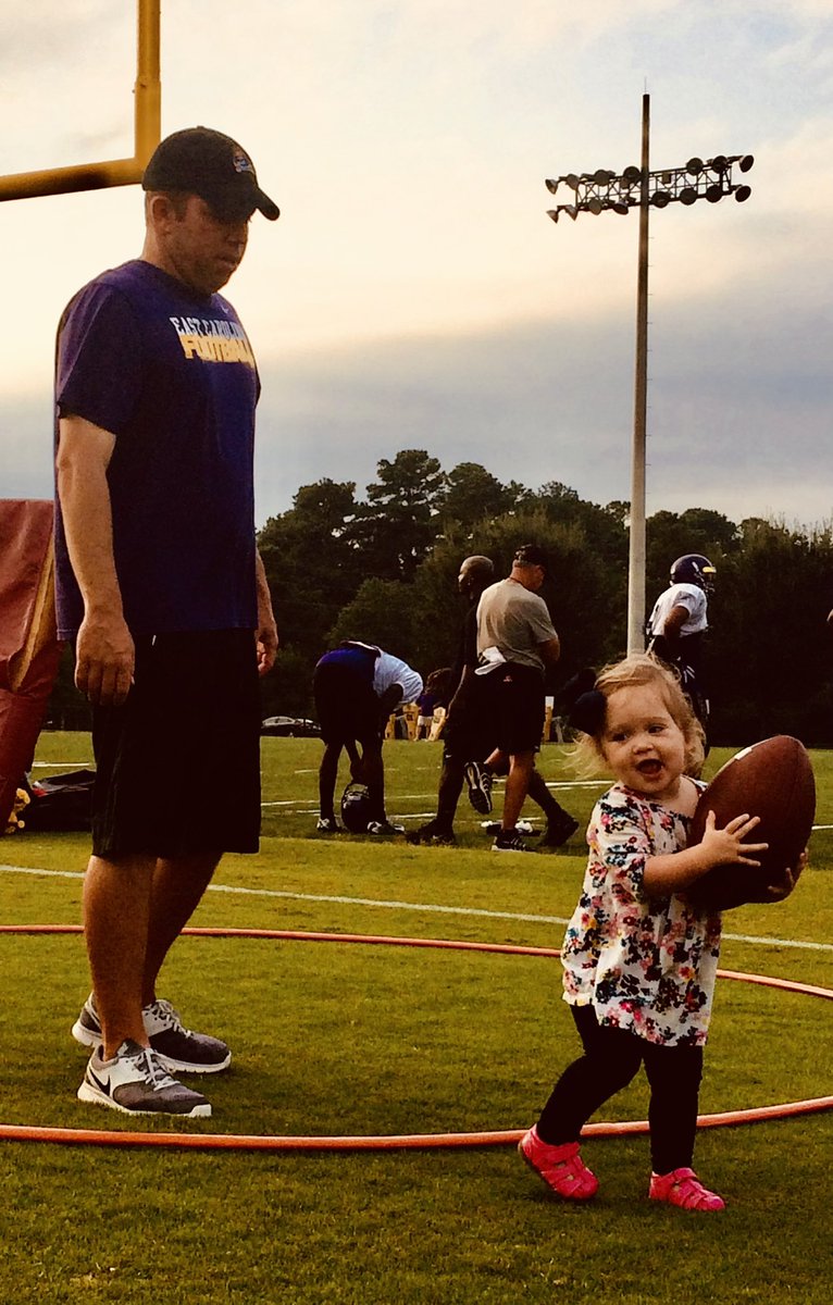 LincolnRiley's tweet photo. My heart is broken.

I met Dave Nichol in 2002.  He gave me my shot to be a college player and coach.  Taught me everything. Safe to say I wouldn’t be here today without Dave.  

1 of the best/most unselfish people ever.  Love you &amp; miss you brother-

RIP🙏 https://t.co/Arb3bFMO0J