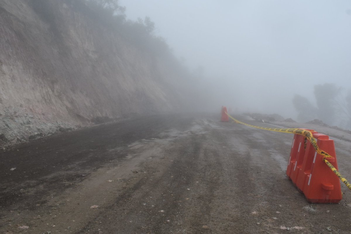 Paso habilitado en la Vía Minas -Tablón - Pucará, sector #Deuta Km 23. La variante lateral permitirá la movilidad en la cantón garantizado el comercio, los servicios de salud, transporte, disposición final de desechos. Conduzca con precaución. <a href="/Sanchezmendieta/">Christian Sánchez Mendieta</a> <a href="/elmercurioec/">Diario El Mercurio</a>