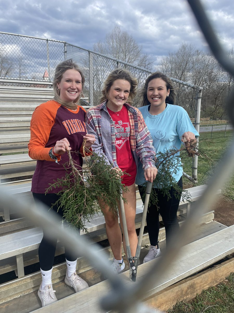 LBSoftball2021's tweet photo. It was field clean-up day today and our girls really worked to improve our HOME 🙌🏼🧹 #letscleanhouse https://t.co/cqdPZxx7l2