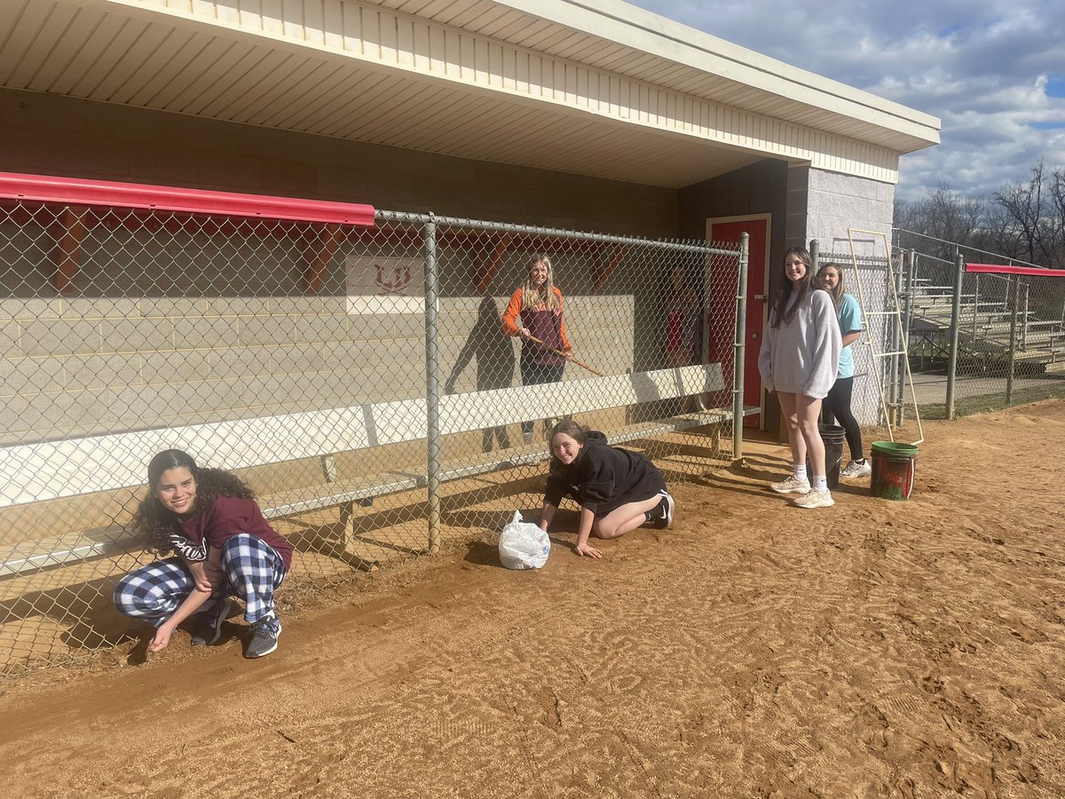 LBSoftball2021's tweet photo. It was field clean-up day today and our girls really worked to improve our HOME 🙌🏼🧹 #letscleanhouse https://t.co/cqdPZxx7l2