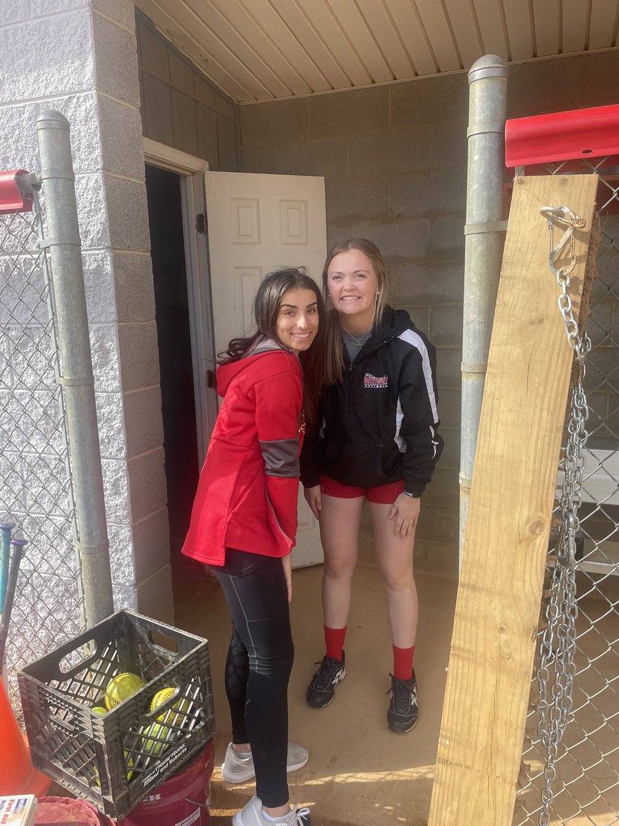 LBSoftball2021's tweet photo. It was field clean-up day today and our girls really worked to improve our HOME 🙌🏼🧹 #letscleanhouse https://t.co/cqdPZxx7l2