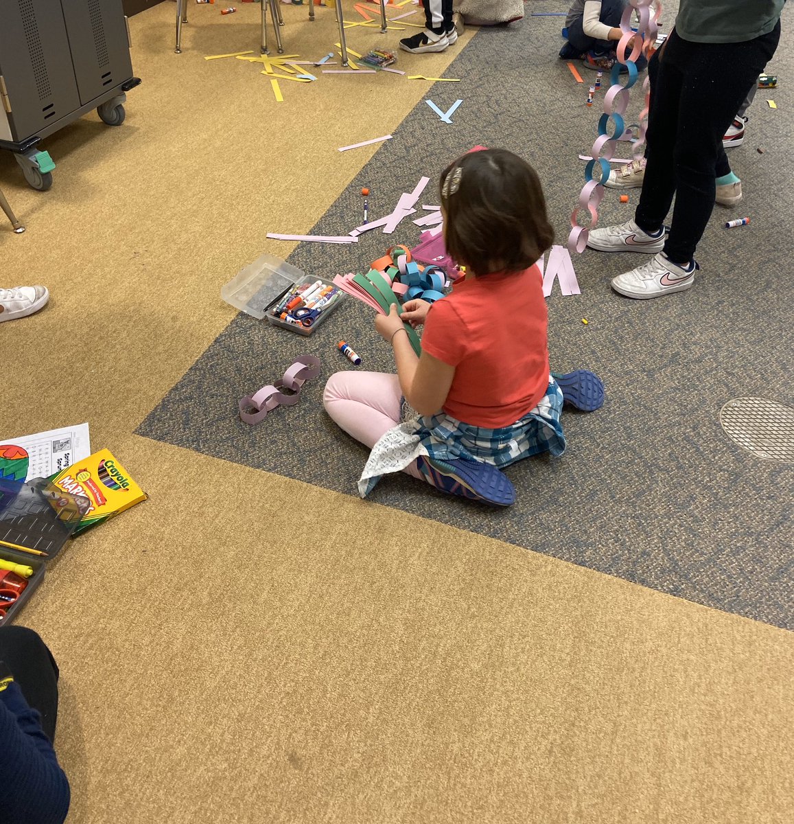 MrsAdent's tweet photo. Today the gold community gathered in the hallway to have some spring fun! We made a kindness garden, paper chains and colored! #gpgoes4gold #157cmarch https://t.co/gqMwHpFg3Z