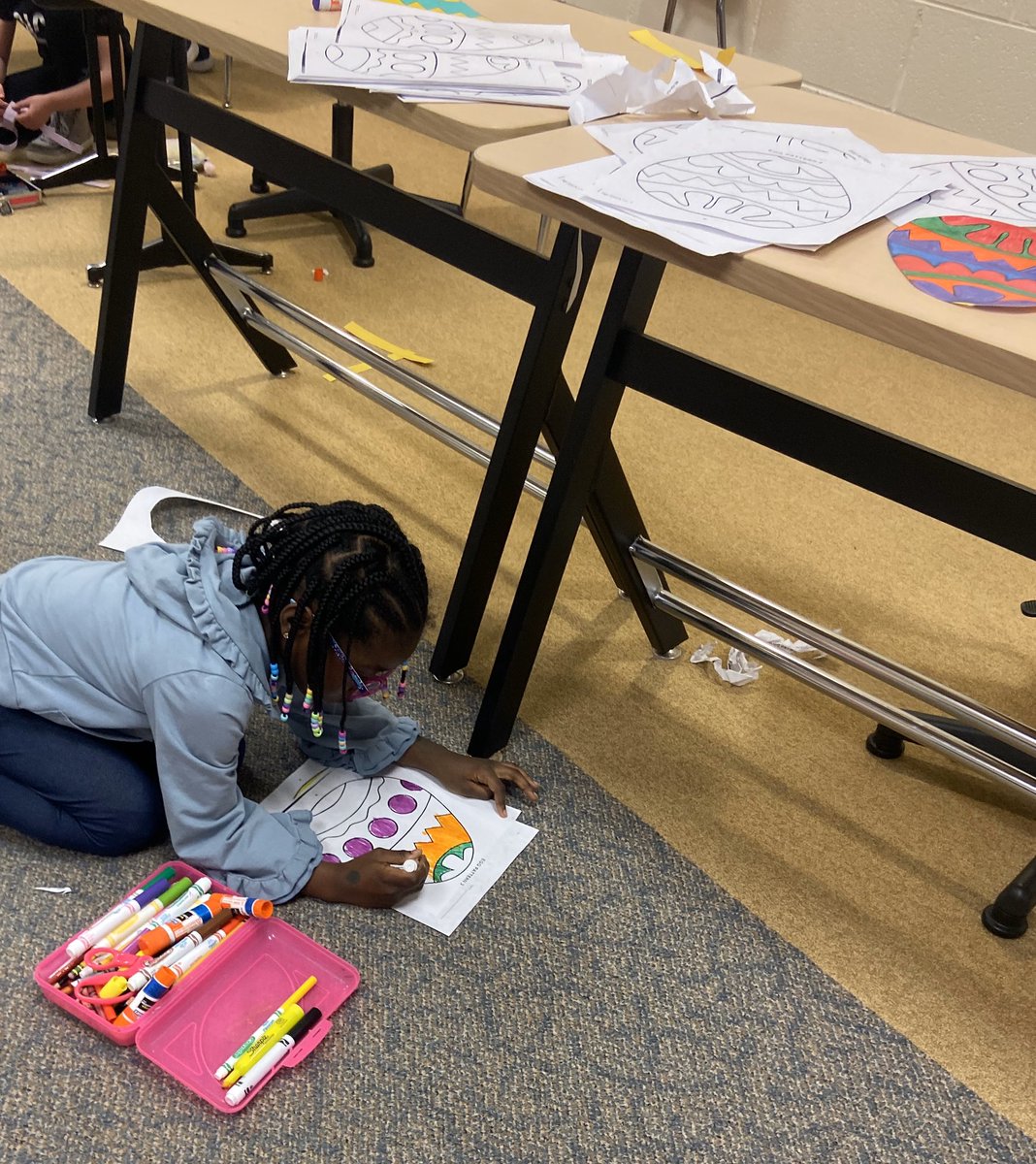 MrsAdent's tweet photo. Today the gold community gathered in the hallway to have some spring fun! We made a kindness garden, paper chains and colored! #gpgoes4gold #157cmarch https://t.co/gqMwHpFg3Z
