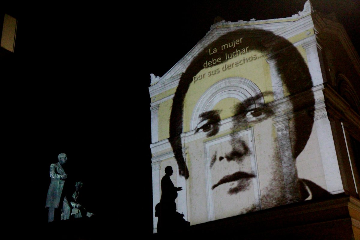 GoogleChile's tweet photo. Elena Caffarena, de vuelta en la calle. ✊

A través de una proyección por mapping desde Casa Central de @uchile, revaloramos su relevancia dentro de los movimientos sociales y feministas de Chile. 🇨🇱

¿Quién pasó por la zona y presenció este homenaje? 💜 https://t.co/AeQyXie89S