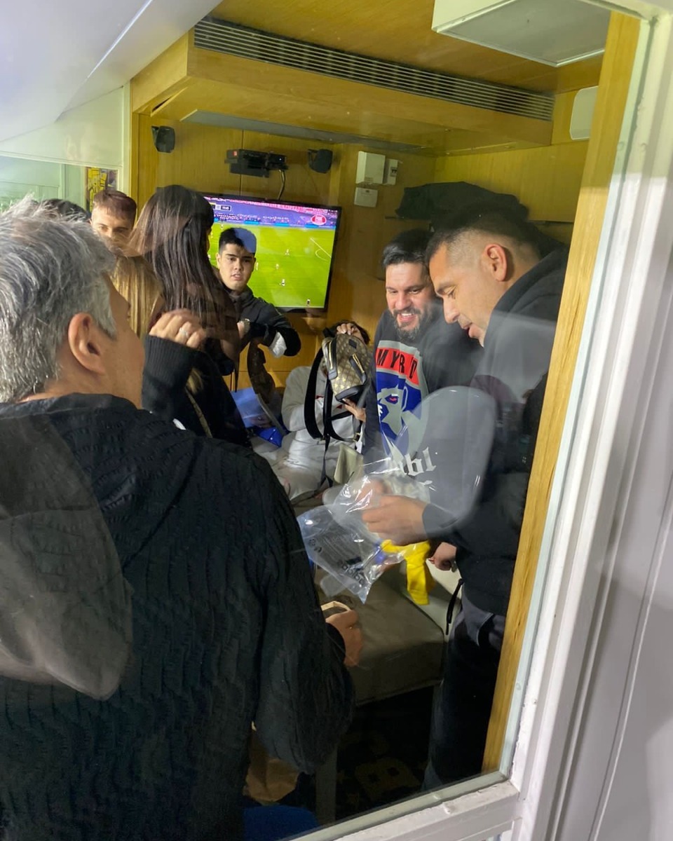 TNTSportsAR's tweet photo. Juan Román Riquelme, presente en la Bombonera, y un regalo especial para Lionel Messi: le entregó una camiseta de Boca a su papá Jorge.

📸 AdriBordon09 https://t.co/ongHlCmnEo