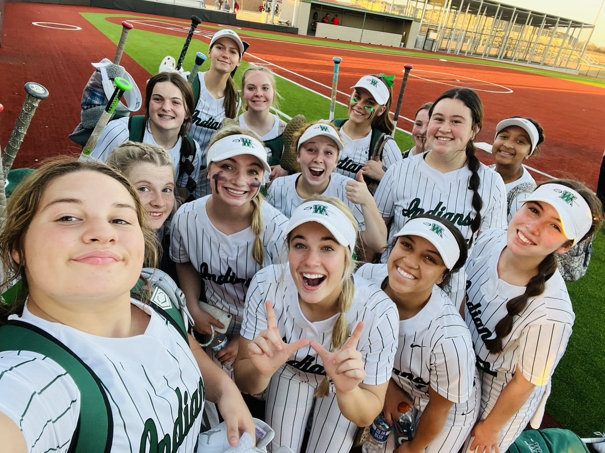 NDNSsoftball's tweet photo. Happy Friday night at The Diamond in Waxahachie, 5-1 in @uiltexas District 11-6A. https://t.co/66Fa27pzrN