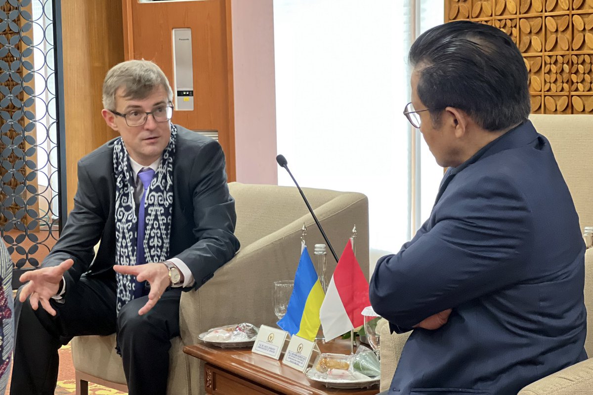 cakimiNOW's tweet photo. Kasihan Ukraina

Mereka menganggap Rusia agresi dan kolonialis, pertaruhanya darah untuk membela tanah air.
Apapun alasanya perang harus dihentikan…titik!
RI diharapkan membantu banyak hal: stop serangan  Rusia, kemanusiaan dan obat-obatan.

🐝 Dubes Ukraina HE Vasyl Hamianin https://t.co/Calb5upInZ