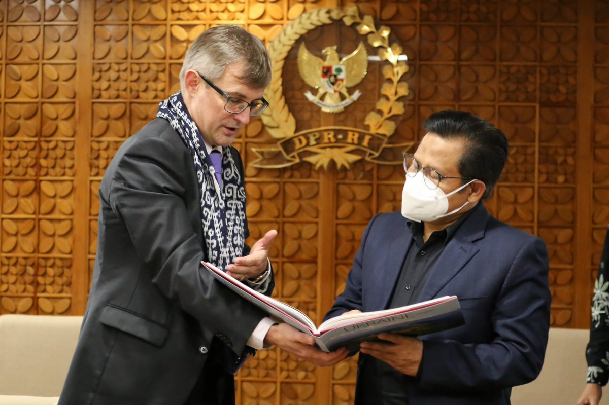 cakimiNOW's tweet photo. Kasihan Ukraina

Mereka menganggap Rusia agresi dan kolonialis, pertaruhanya darah untuk membela tanah air.
Apapun alasanya perang harus dihentikan…titik!
RI diharapkan membantu banyak hal: stop serangan  Rusia, kemanusiaan dan obat-obatan.

🐝 Dubes Ukraina HE Vasyl Hamianin https://t.co/Calb5upInZ