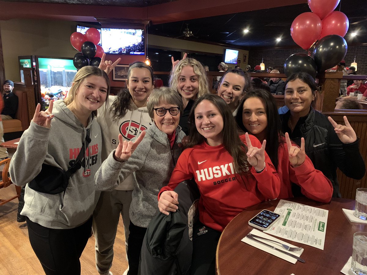 DrRobbynWacker's tweet photo. Cheering on the @SCSUHUSKIES_MH with the @SCSUHUSKIES_SOC at the Green Mill in Saint Cloud! #GoHuskies!! https://t.co/bBcp3KaXYl