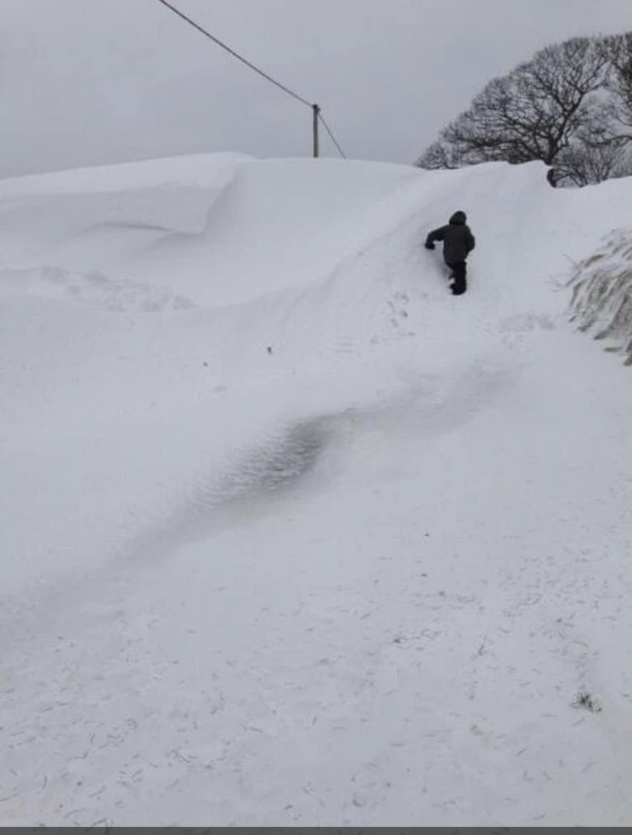 Stephen110's tweet photo. @TweetbeatIOM Fifty yards further north of police van CV straight main road just after snow fell. https://t.co/4avTDi4EIN