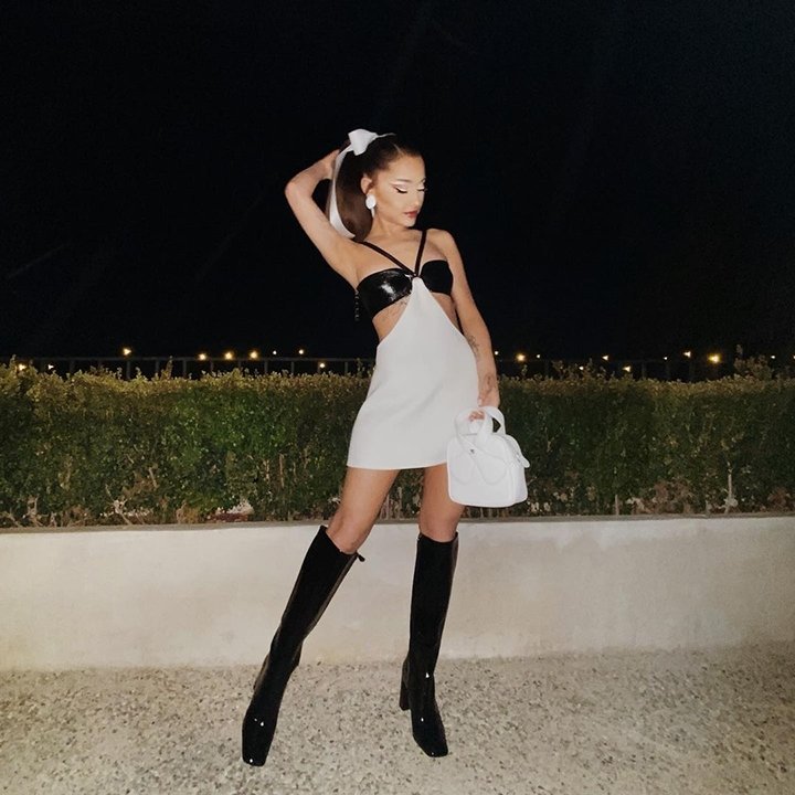 🌺Lih Trending🌺 on X: Ariana Grande wearing Fall 2022 Mini Dress and Loop  Leather Tote Bag both by Courrèges, with Prada Square-Toe Knee-High  Patent-Leather Boots. 💖 Create Awesome Photos in just a