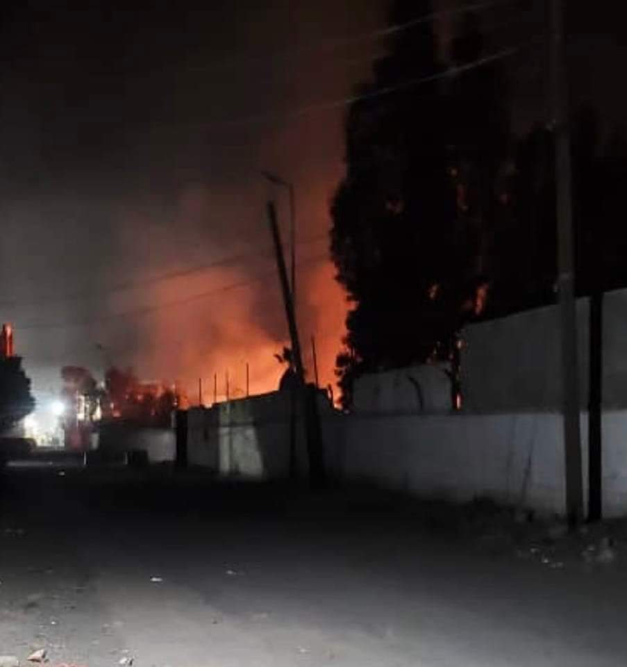 WeenAlEnfigar's tweet photo. #صنعاء "مصادر اوليه" 
الغارات الجوية للطيران استهدفت حوش قاطرات داخل ارضية التأمينات بالقرب من شركة صافر النفطيه في نهاية شارع حده وتضرر عدد من المنازل المجاورة 
٢٦/٣/٢٠٢٢
#وين_الانفجار_الان
#اليمن https://t.co/nOA5Pv8qd8