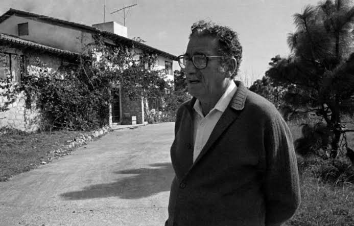 literlandweb1's tweet photo. "Alguien me habló 
todos los días de mi vida
al oído, despacio, lentamente.
Me dijo: ¡vive, vive, vive!
Era la muerte".

Jaime Sabines
📷Cuartoscuro https://t.co/9z3D7BGu3F