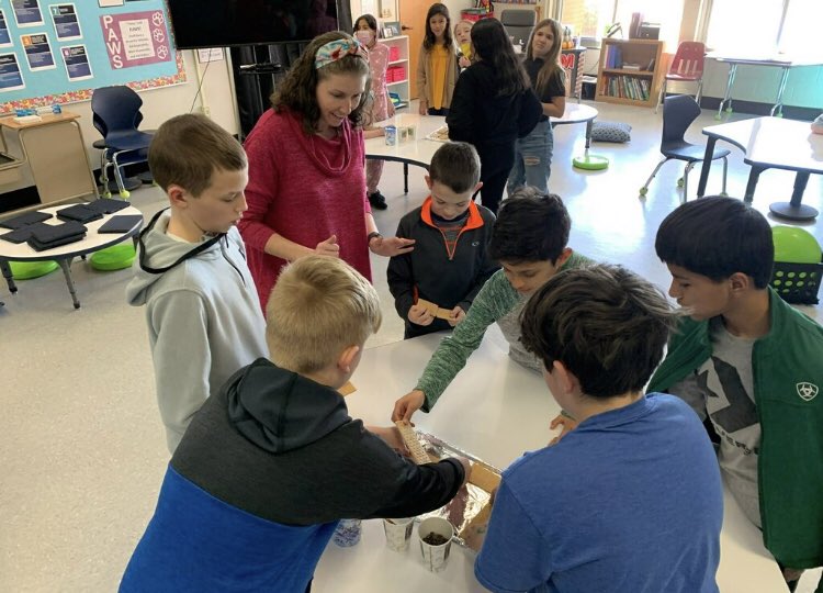 ClaireDraughn's tweet photo. #JOLeaders have been loving the new #InnovativeClassroom furniture in the STEAM Lab! https://t.co/RDW2IFknPq