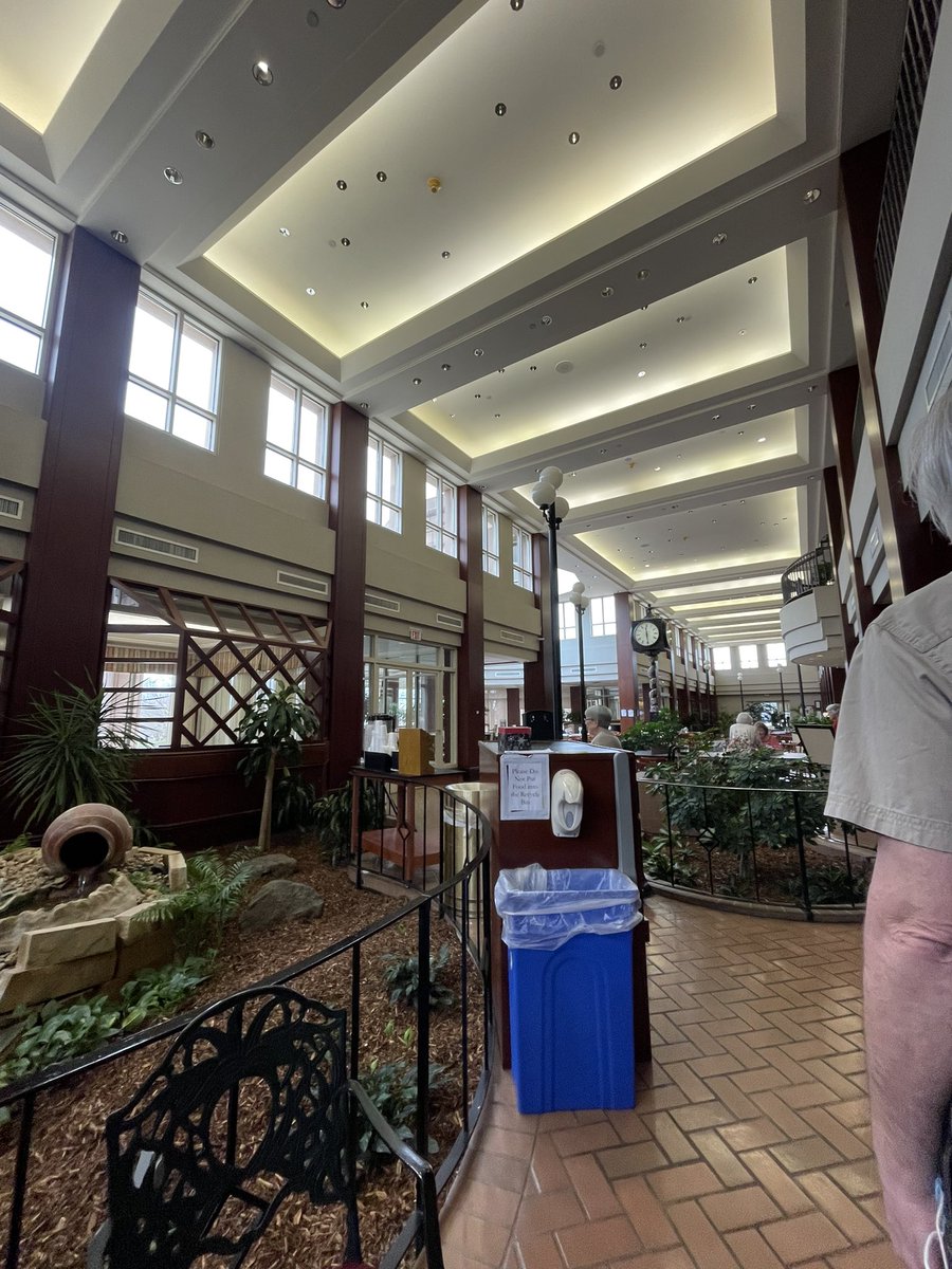 chareeishappy's tweet image. บ้านพักคนชราที่อเมริกา รูปแบบ co-op คือเป็น condominium ที่ผู้อาศัยครอบครองห้อง แต่ในตึกคือเป็นคนเกษียณอายุหมดเลย ชั้นล่างมีร้านอาหาร ห้องสมุด บริการส่งไปษณีย์ สระว่ายน้ำ บริเวณให้นั่งเล่นกับเพื่อนวัยรีไทร์ด้วยกัน ถ้ามีคนมาเยี่ยมก็ hang out ในตึกได้เลย มีพยาบาล standby 24 ชั่วโมง