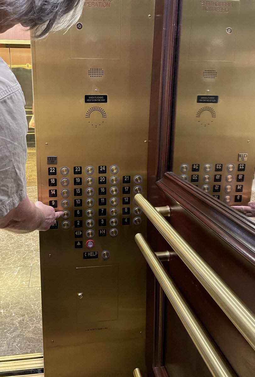 chareeishappy's tweet image. บ้านพักคนชราที่อเมริกา รูปแบบ co-op คือเป็น condominium ที่ผู้อาศัยครอบครองห้อง แต่ในตึกคือเป็นคนเกษียณอายุหมดเลย ชั้นล่างมีร้านอาหาร ห้องสมุด บริการส่งไปษณีย์ สระว่ายน้ำ บริเวณให้นั่งเล่นกับเพื่อนวัยรีไทร์ด้วยกัน ถ้ามีคนมาเยี่ยมก็ hang out ในตึกได้เลย มีพยาบาล standby 24 ชั่วโมง