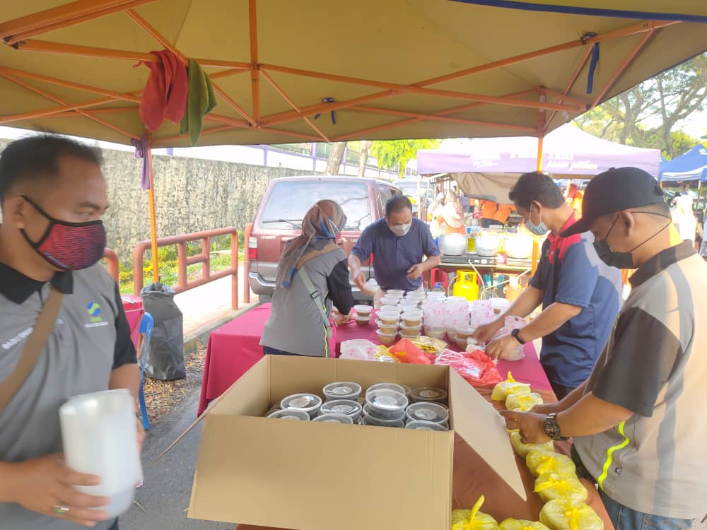 FAMADaerahKS's tweet photo. Berlansung ketika ini program Mesra Pelanggan &amp; Pra Ramadan serta Majlis Pautan Kasih di Pasar Tani Saujana Utama Kuala Selangor Yang bermula pada pukul 7.30 pagi - 12.00 tgh. Mari warga Saujana Utama serta kawasan sekitar hadir meriahkan program ini. https://t.co/oeiw1xJvxq