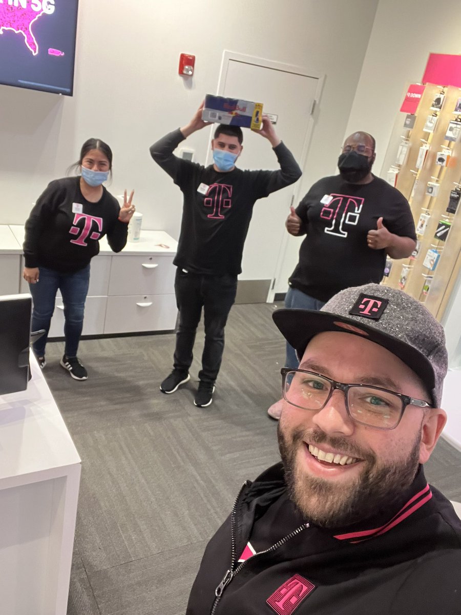 yeahitsmeRP's tweet image. Friday was all about bringing some ENERGY!! Big shout out to the Northside Sharks for driving results and those Validations! #HSI #WhyNotNow? #MidWestMagic @AngelGomez143 @domjrcoleman