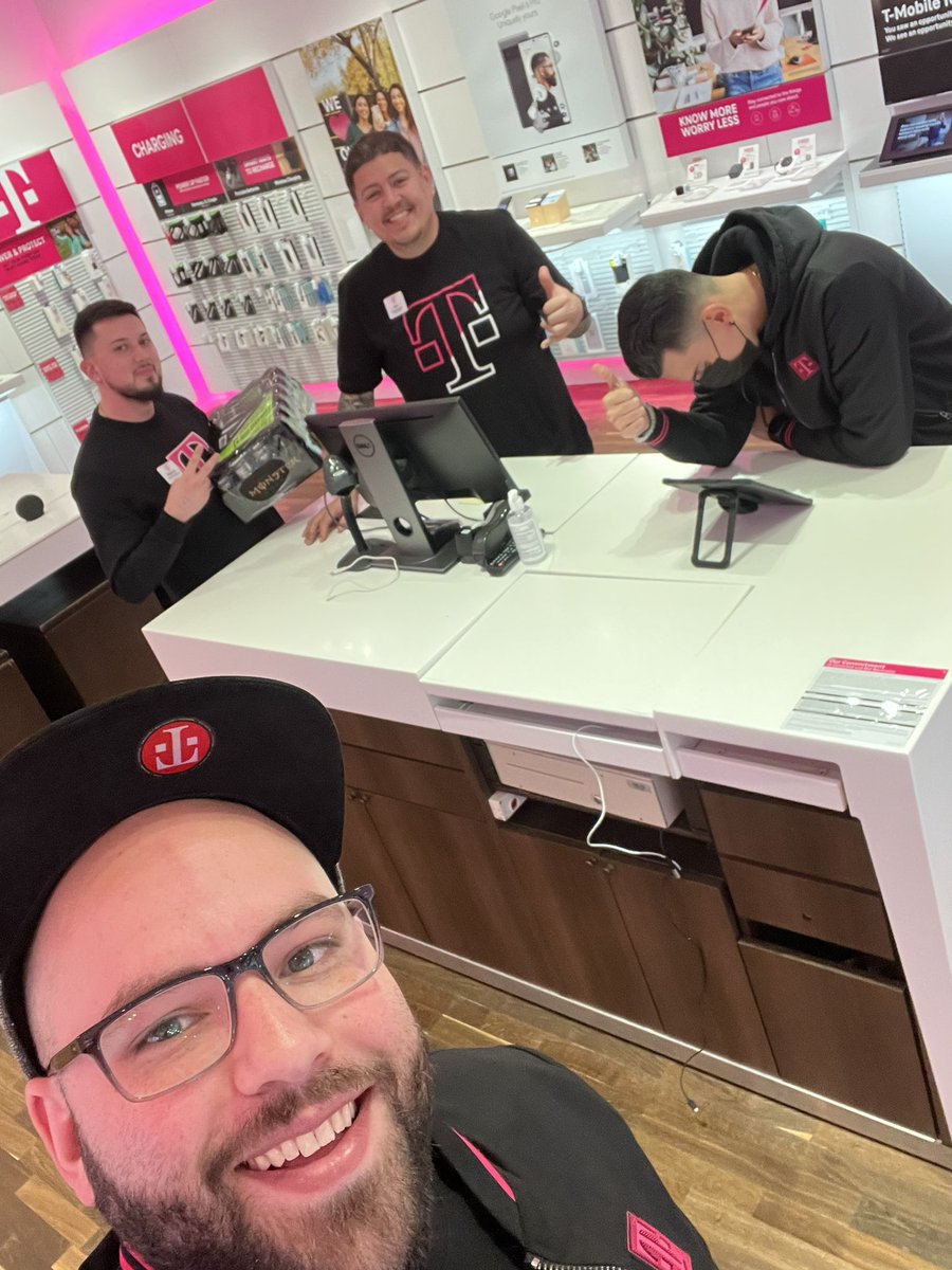 yeahitsmeRP's tweet image. Friday was all about bringing some ENERGY!! Big shout out to the Northside Sharks for driving results and those Validations! #HSI #WhyNotNow? #MidWestMagic @AngelGomez143 @domjrcoleman