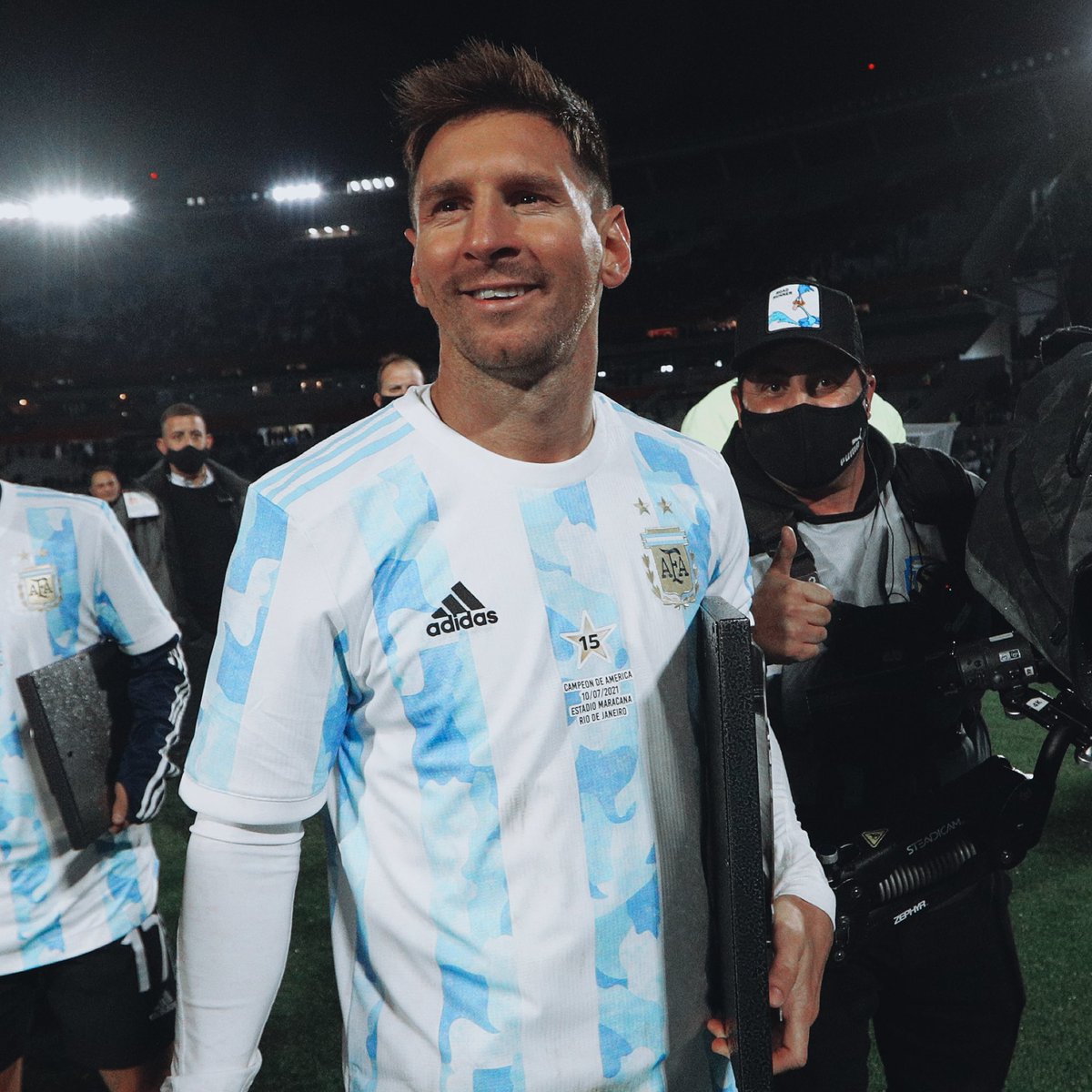 ¿Qué te vas a replantear? Jugá toda la vida, Lionel. Por favor.