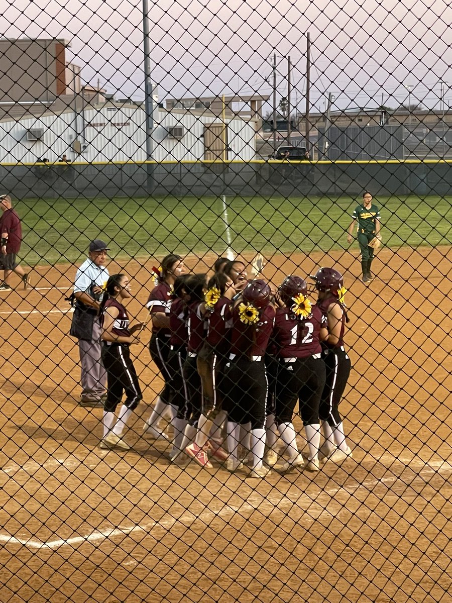 MarthaTG18's tweet photo. What a great start for the Uvalde Lobos District Season! Awesome Job Ladies getting your 1st win!!!
@Uvalde_CISD 
@UHSProud 
@LoboUvalde 
#LoboSoftball🥎 https://t.co/99YWaqSDLs