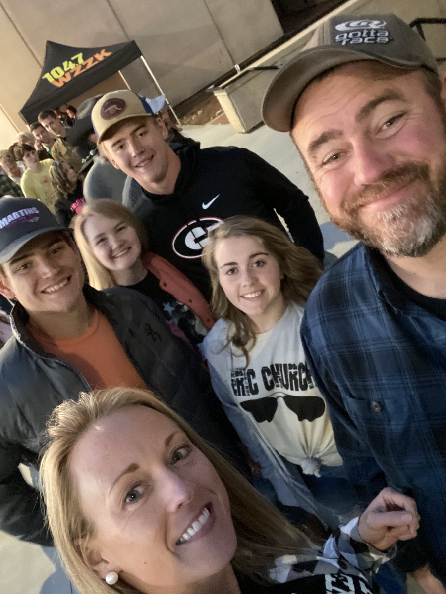 KMartin_00's tweet photo. #GatherAgain tour…again! Eric Church with my crew❤️. https://t.co/UHADM0m7Vz