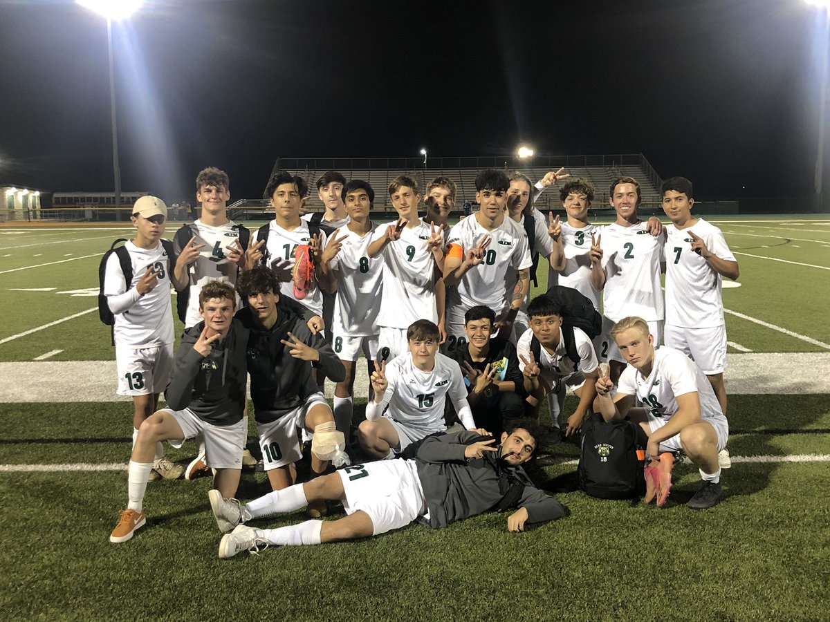 Battlin’ Bears defeat Liberty 2-0 to advance to round 2!! #inthebusines #LCMHigh <a href="/LCMBearFacts/">LCM Bear Facts</a> <a href="/AshlyElamSports/">Ashly Elam</a> @saphirec98 <a href="/mcan409/">Mike Canizales</a> <a href="/kfdmsports/">KFDM Sports</a>