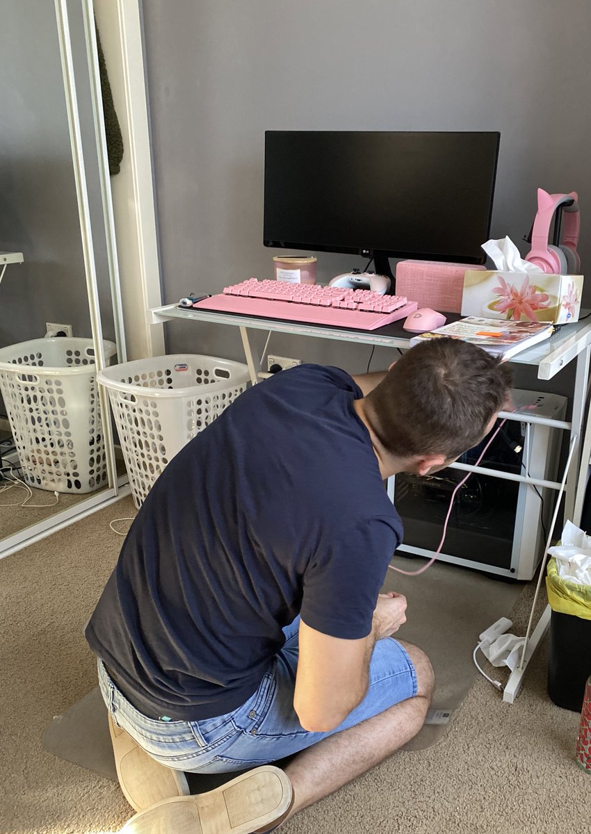 __dontlookforme's tweet photo. Also he built me a new pc out of his old parts as a surprise so he told me he needed my eGPU casing for updates so he needed to take it home and came back with a completely new machine .. i must protect him at all cost 🥺 https://t.co/8zMw3ijo8w